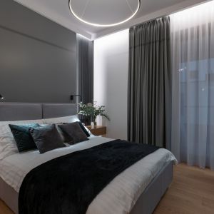 Oświetlenie w przytulnej sypialnia w szarościach. Projekt i zdjęcie: KODO Projekty i Realizacje Wnętrz
