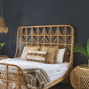 W sypialni w stylu boho przyda się łóżko z ramą wykonaną z plecionki w stylu Bali. Fot. Tikkurila