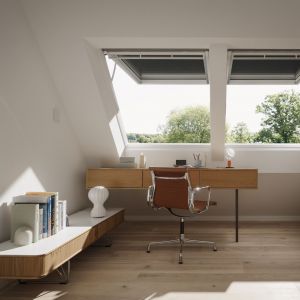 Miejsce do pracy w domu na poddaszu - dobry pomysł to biurko ustawione bezpośrednio pod oknem dachowym. Pamiętaj tylko, by wyposażyć je w odpowiednie przesłony chroniące przed słońcem. Fot. VELUX