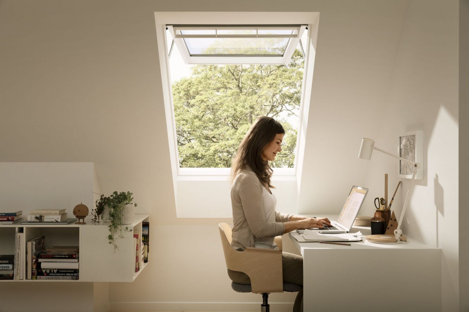 Miejsce do pracy w domu urządzone na poddaszu z bezpośrednim dostępem do świeżego powietrza i światła dziennego. Fot. VELUX