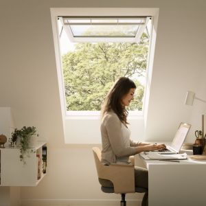Miejsce do pracy w domu urządzone na poddaszu z bezpośrednim dostępem do świeżego powietrza i światła dziennego. Fot. VELUX