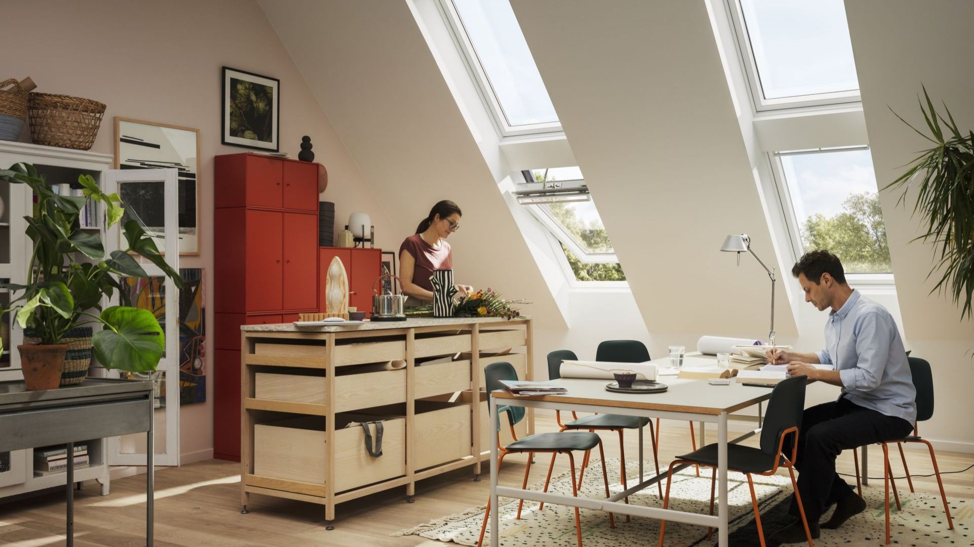 Jak doświetlić miejsce do pracy w domu? 12 inspirujących pomysłów na poddasze