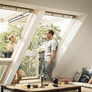 Balkon dachowy jest znakomitym rozwiązaniem, które doświetla poddasze i powiększa dostępną przestrzeń. Fot. VELUX