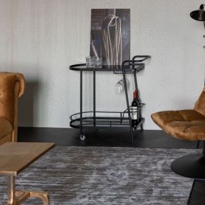 Fotel obrotowy sprawdzi się w salonie i w domowym biurze. Fot. Dutchbone/mat. prasowe Dutchhouse.pl