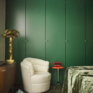 Obrotowy fotel marki HK Living. Obrotowy fotel Vince marki Dutchbone. Fot. mat. prasowe Dutchhouse.pl