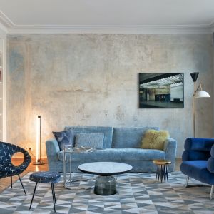 Fotele i kanapę wybrano z trzech różnych kolekcji, które wspólnie tworzą spójną kompozycję wypoczynkową w salonie. Projekt: pracowni MoodWorks. Fot. Tom Kurek