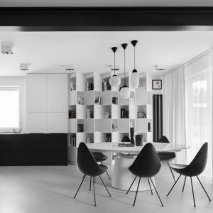 Białe, minimalistyczne lampy nad stołem w jadalni. Projekt: The Wall Pracownia Architektury. Fot. Magdalena Łojewska / Vey Photography