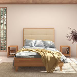 Tapicerowane łóżko drewniane, bukowe Frida. Fot. Onemarket.eu
