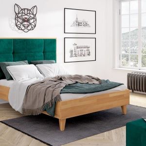 Tapicerowane łóżko drewniane, bukowe Visby Frida. Fot. Onemarket.eu
