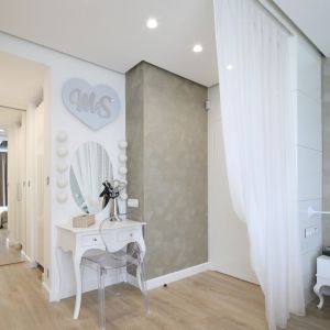 Biała toaletka na dekoracyjnych pięknie wpisuje się w aranżację sypialni. Projekt: Dariusz Grabowski. Fot. Bartosz Jarosz