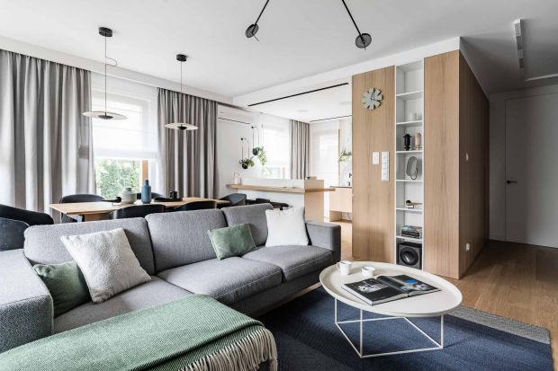 Mieszkanie o powierzchni 76 m2 znajduje się w malowniczej dzielnicy Gdańska, w Jelitkowie. Jest jasne, przytulne, bez zbędnych dodatków, z dużą ilością drewna i ciepłych odcieni szarości. Wnętrze wycisza i zachęca do odpoczynku.