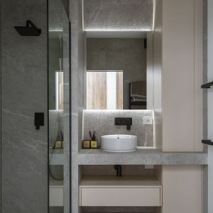 Nowoczesna łazienka z prysznicem typu walk in. Projekt i zdjęcia: Maciej Balcerek, pracownia Perfect Space