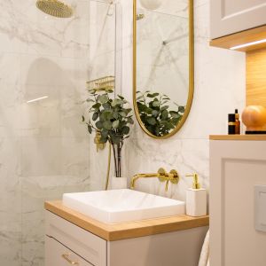 Satynowe płytki imitujące marmur w łazience. Projekt i zdjęcie: KODO Projekty i Realizacje Wnętrz