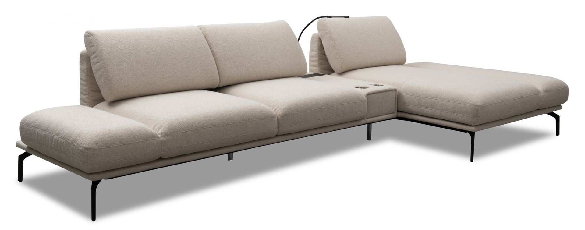 Nowoczesna sofa w tkaninie boucle - modny pomysł do salonu. Fot. mat. prasowe Kler