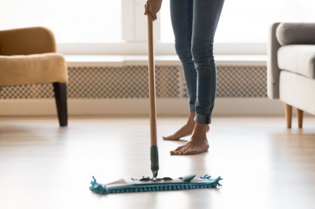 Jak szybko i bez dużego wysiłku sprzątać podłogi? Zadbaj przede wszystkim o odpowiedni mop i dobrze dobrany preparat do mycia.