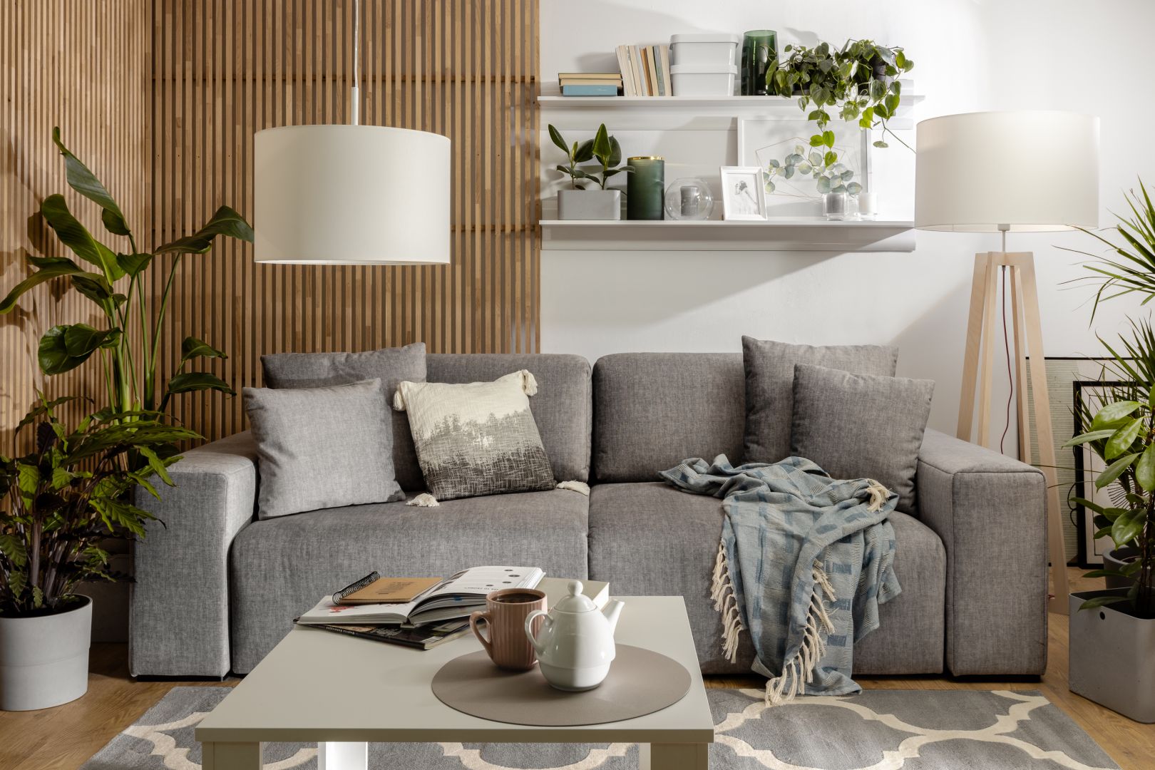 Sofa do małego salonu z kolekcji Vogue. Dostępna w sklepach Black Red White. Cena: 4.599 zł. Fot. Black Red White