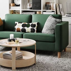 Dwuosobowa sofa do małego salonu z kolekcji Parup w zielonym kolorze. Dostępna w sklepach IKEA. Cena: 1.199 zł. Fot. IKEA