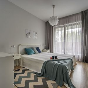 Nowoczesna sypialni w szarych kolorach. Home staging i stylizacja: Maja Maik, Hello Home. Fot. Maja Maik, Hello Home