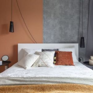 W nowoczesnej sypialni króluje przygaszony odcień pomarańczu. Projekt: Decoroom. Fot. PionPoziom