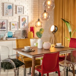 Kolor czerwony często wykorzystywany jest w formie dodatków, takich jak designerskie krzesła, wazony czy fotele. Fot. Salony Agata