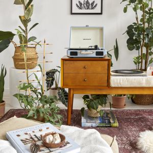 Salon w stylu vintage urban jungle - meble vintage z PRL, dużo roślin i piękne dodatki. Fot. WestwingNow