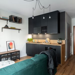 Salon z aneksem kuchennym w małym mieszkaniu w bloku. Projekt i zdjęcie: KODO Projekty i Realizacje Wnętrz