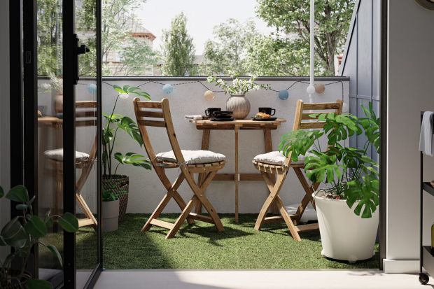 Jak urządzić balkon? Boho to tylko jeden z modnych pomysłów! W naszym artykule znajdziesz ich o wiele więcej! Podpowiemy też, jak zabudować balkon w bloku, jak odgrodzić się od sąsiadów, jak dobrać meble, oświetlenie i dekoracje na mały miej