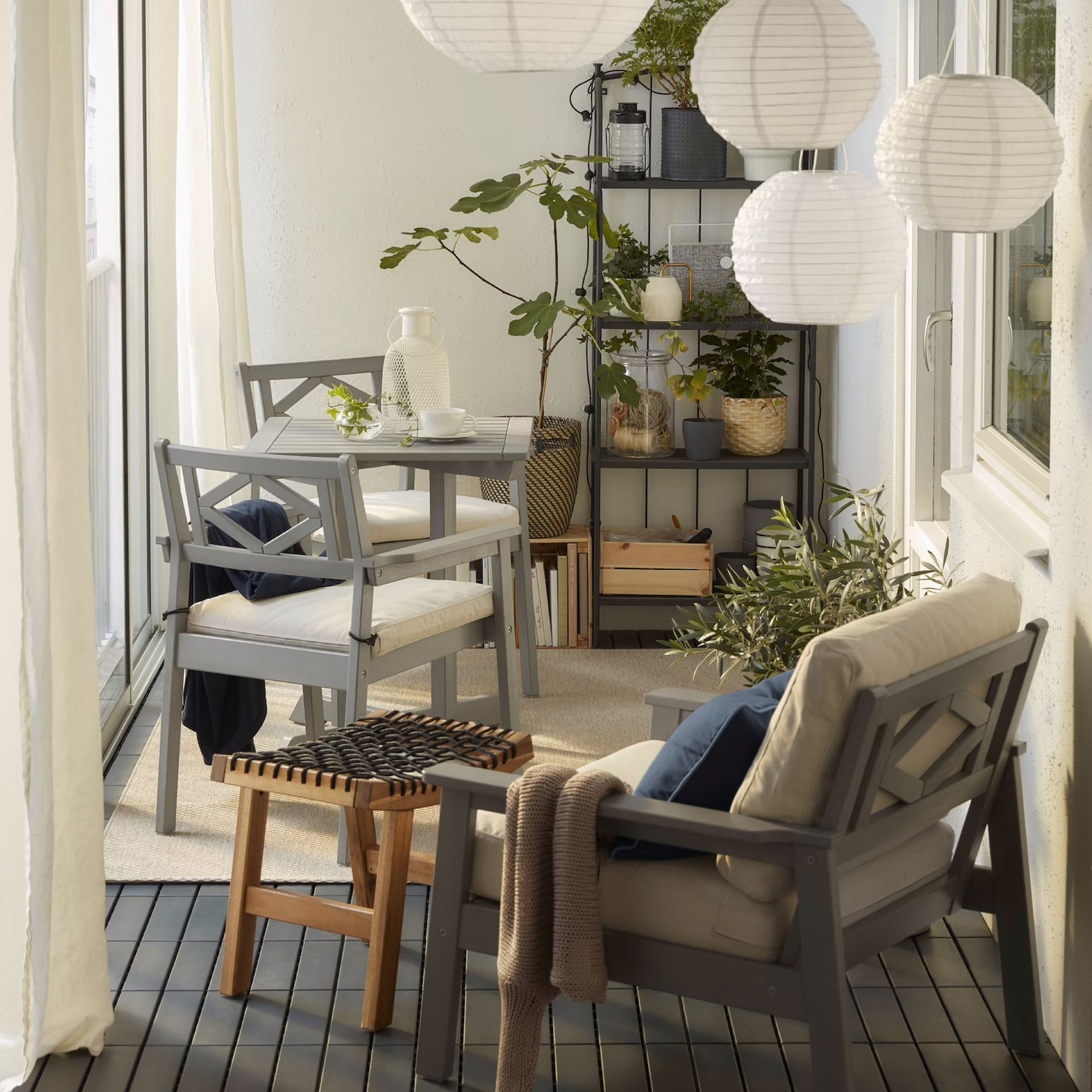 Balkon w bloku wygląda jak mały salon. To zasługa dodatków i oświetlenia! Fot. IKEA