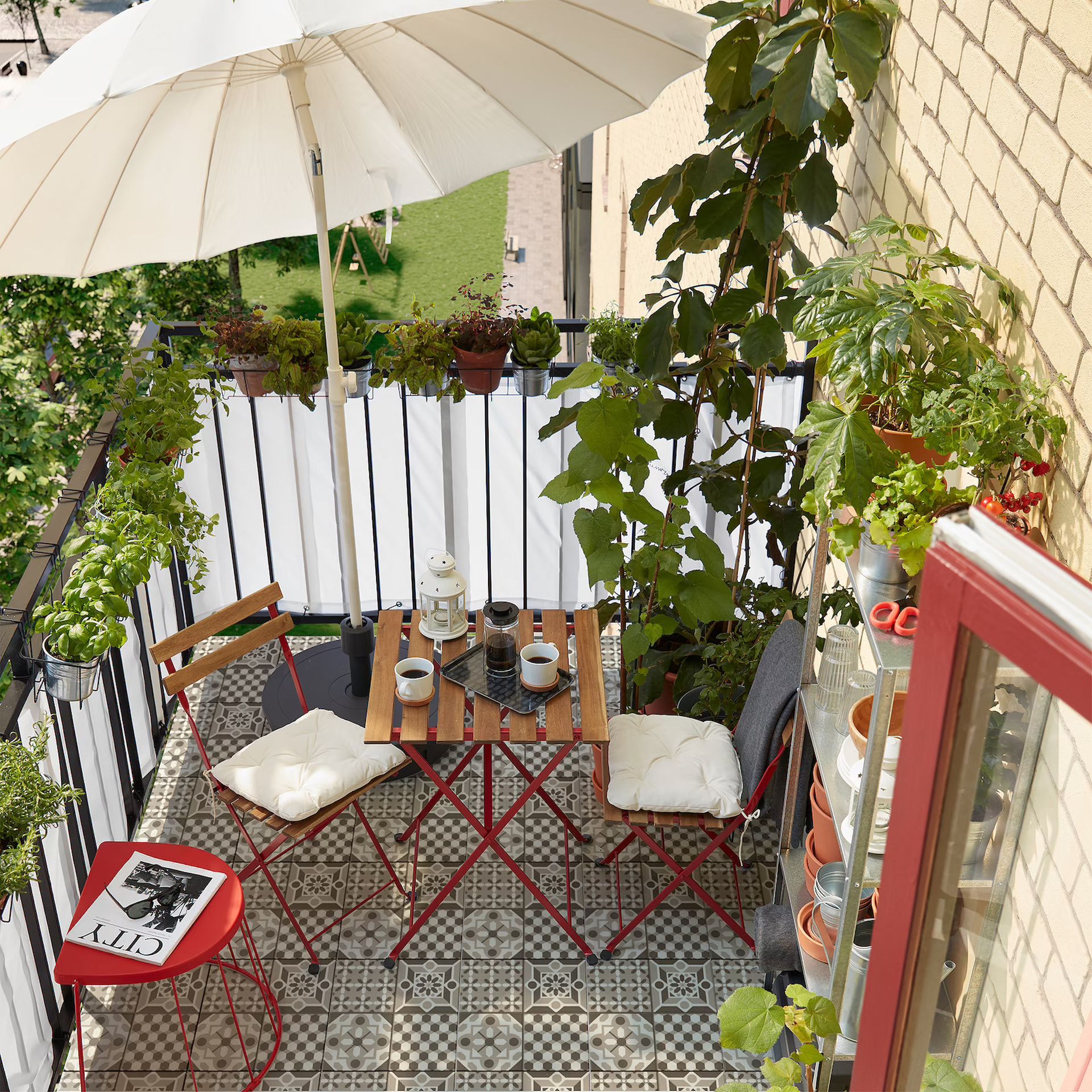 Bardzo mały balkon w bloku. Zioła, domowy warzywnik, meble ogrodowe i dywan. Fot. IKEA