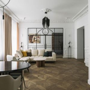 Podłoga wykończona jest parkietem taflowym z efektownym wzorem obwiedzionym gładką bordiurą. Projekt: Piotr Łucyan, Art’Up Interiors. Fot. Katarzyna Ładczuk – Ład Studio
