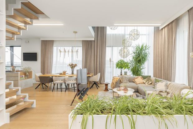 Mieszkanie o powierzchni 175 m² znajduje się w Warszawie. Zostało zaprojektowane dla rodziny z dwójką małych dzieci. Przytulne wnętrze doskonale łączy elementy stylu nowoczesnego i klasycznego.<br /><br />