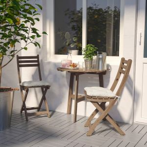 ASKHOLMEN - stół ogrodowy i 2 składane krzesła, bejca jasnobrązowa. Cena: 357 zł. IKEA