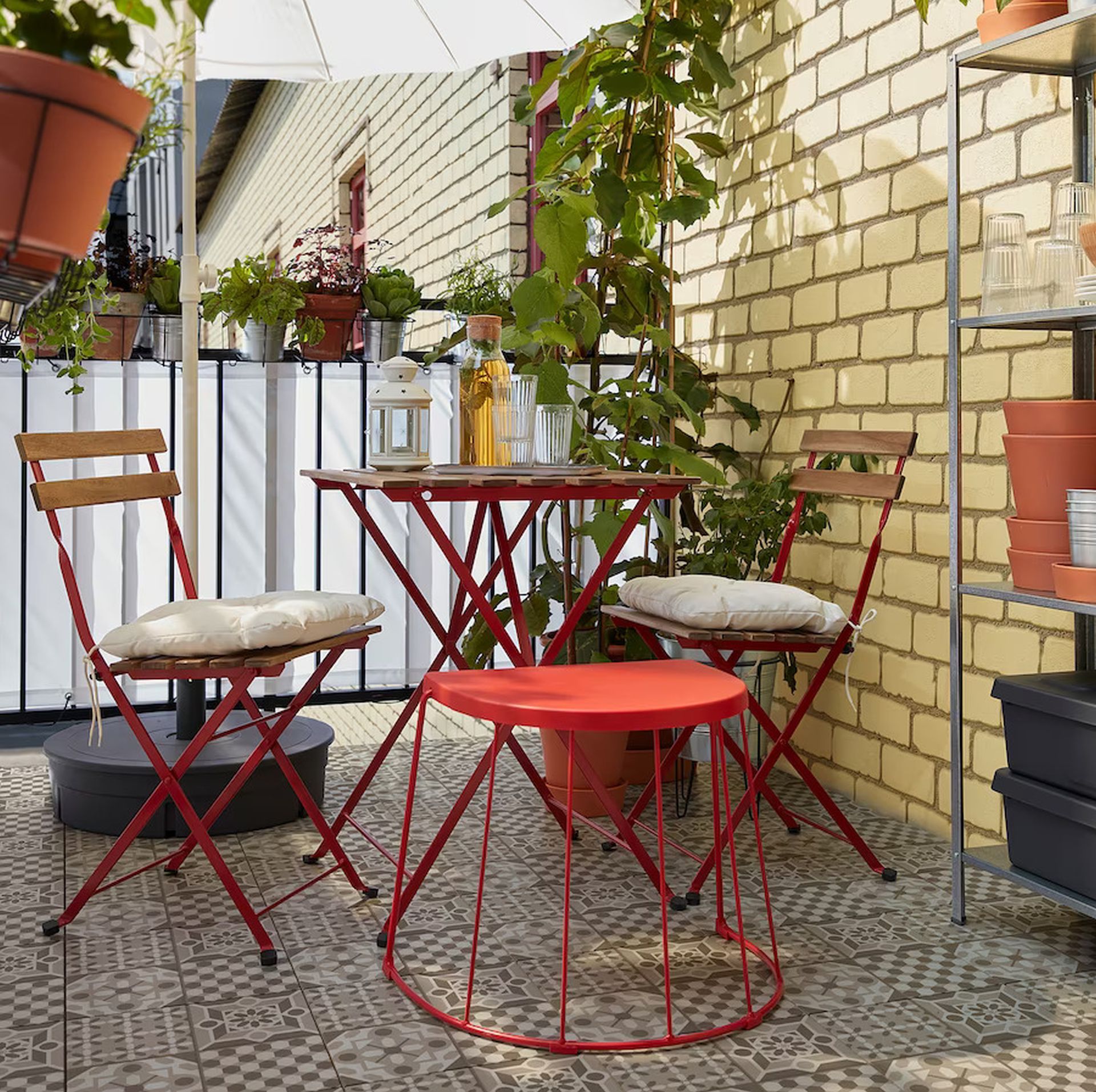 TÄRNÖ - stół+2 krzesła, na zewnątrz, czerwony/bejca jasnobrązowa. Cena: 250 zł. IKEA