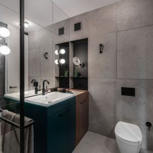 Nowoczesna łazienka z prysznicem w szarym kolorze. Projekt: Agaty Sobkowiak. Fot. Miloni