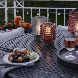 Nieduże lampki możesz ustawić na stole w ogrodzie lub na tarasie. Fot. WestwingNow.pl