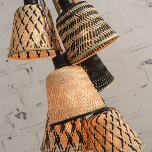 Siedmiopunktowa lampa wisząca Kalimantan z kloszami plecionymi ręcznie z bambusa w kolorze słomkowym. Fot. Dutchhouse.pl