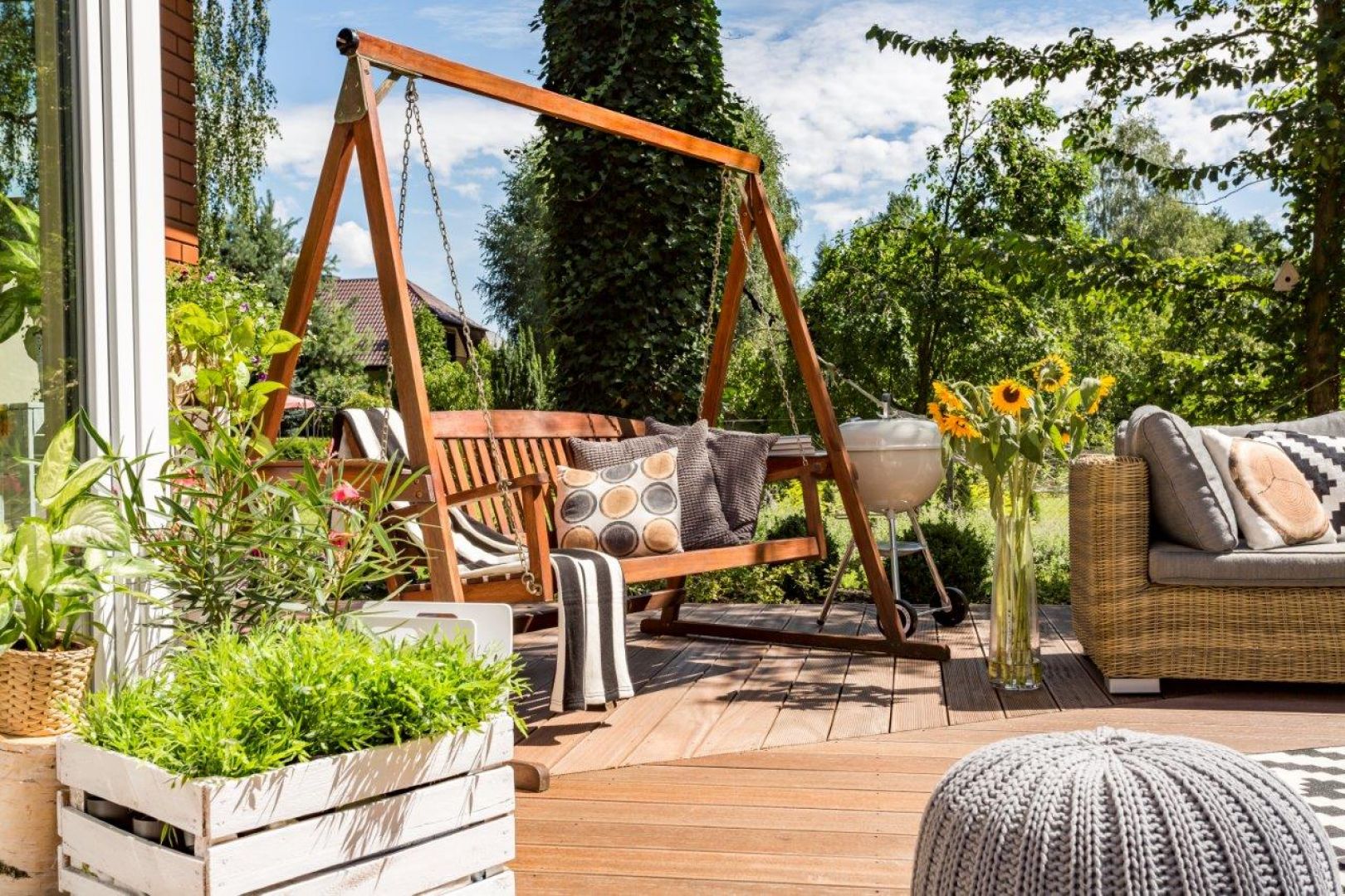 Jeśli lubisz spędzać wieczory na świeżym powietrzu, wybierz drewnianą huśtawkę ogrodową. Fot. mat. prasowe LuxDecor