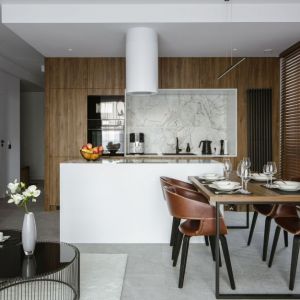 Szary salon, bieli i drewno w kuchni. Projekt: Aleksandra Popiołek, pracownia Perfect Space. Fot. pracownia Perfect Space