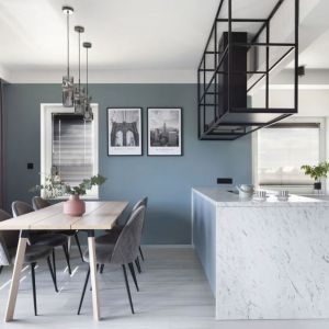 Betonowy tynk w salonie, kolor niebieski w kuchni. Projekt:  Maria Nielubszyc, pracownia Pura Design. Fot. Karolina Chęcińska
