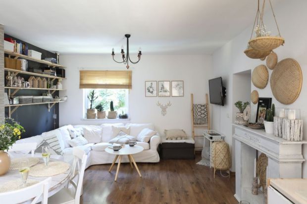 Chętnie sięgamy po styl boho urządzając wnętrza. Są one pełne światła, jasnych i lekkich kolorów, drewna, wikliny, lnu czy innych naturalnych materiałów. Bardzo ważne są też dodatki i dekoracje.