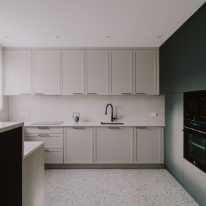 Kolorystyka zabudowy meblowej w kuchni została dobrana na zasadzie kontrastu. Projekt: Aleksandra Gosztyła, Ale.DESIGN. Fot. Zasoby Studio