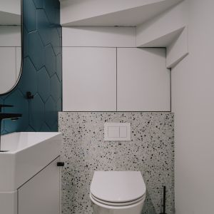 Mała łazienka, przy klatce schodowej, urządzona jest wygodnie i nowocześnie .Projekt: Aleksandra Gosztyła, Ale.DESIGN. Fot. Zasoby Studio
