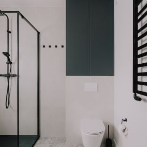 Nad obudową stelaża wc wykonano szafkę na zamówienie, która tworzy dodatkowe miejsce do przechowywania. Projekt: Aleksandra Gosztyła, Ale.DESIGN. Fot. Zasoby Studio