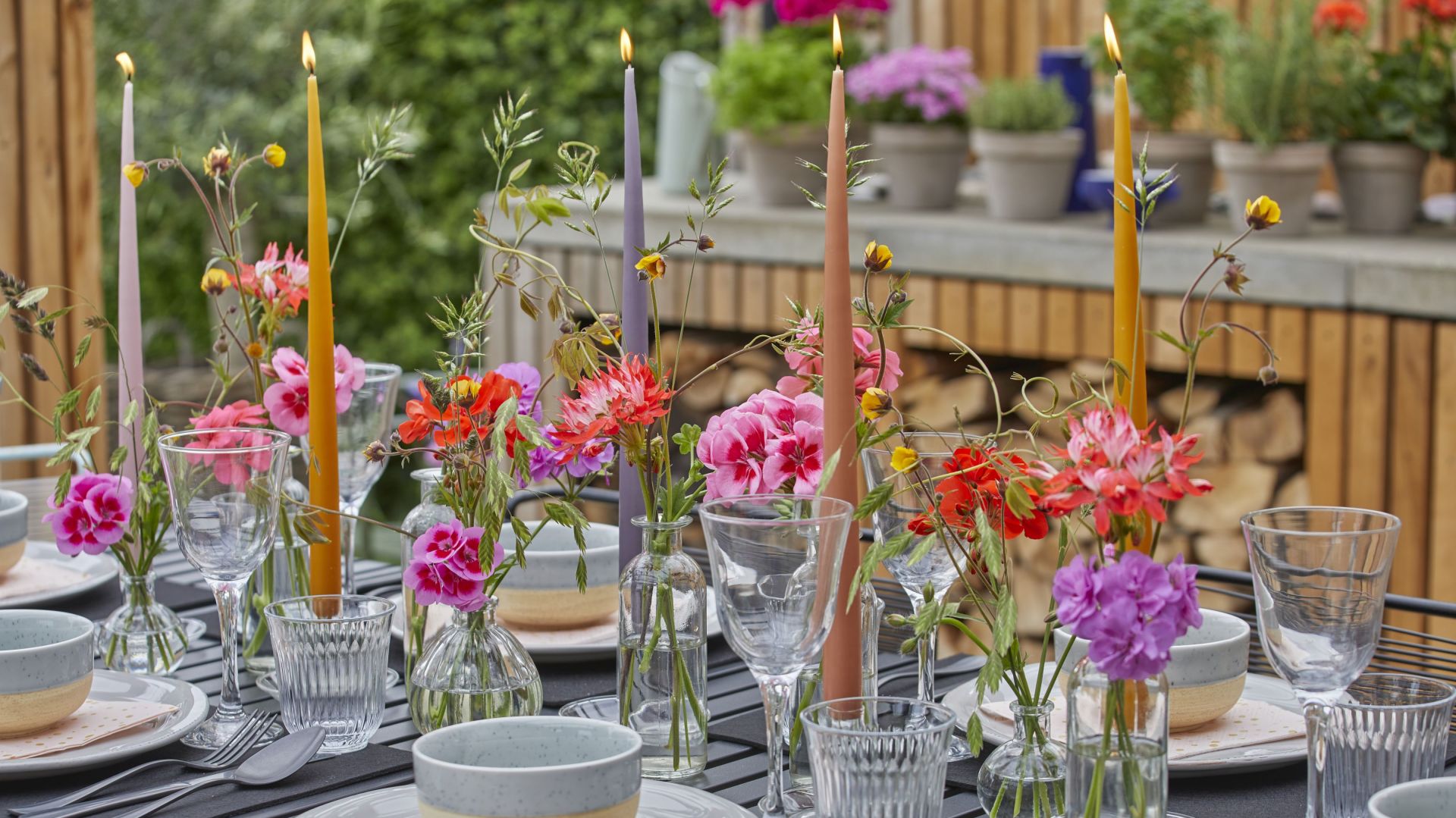 Wiosenne aranżacje. Super pomysły na dekorację stołu kwiatami!