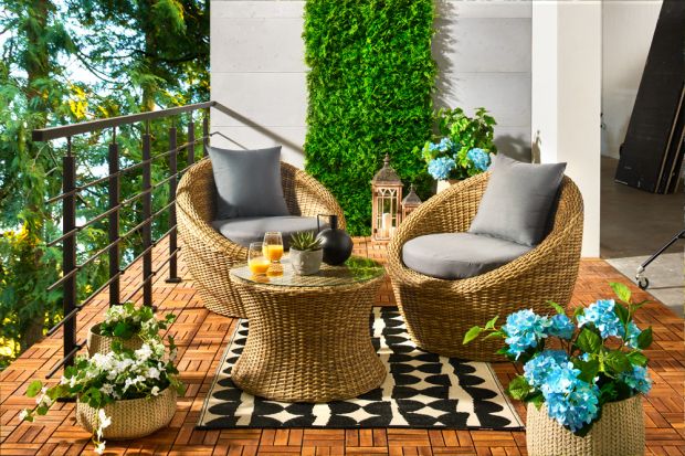 Jak przygotować balkon i ogród na letni wypoczynek? Jakie rośliny wybrać? Jakie meble na balkon, a jakie do ogrodu? Sprawdź, co zrobić, aby latem cieszyć się pięknym ogrodem i balkonem.