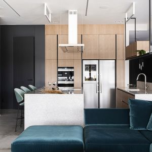 Nowoczesne oświetlenie w białym kolorze w kuchni połączonej z salonem. Projekt i zdjęcie: Yuriy Zimenko, Design Studio