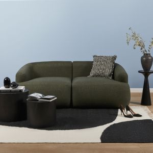 Zielona sofa w salonie. Fot. WestwingNow.pl 
