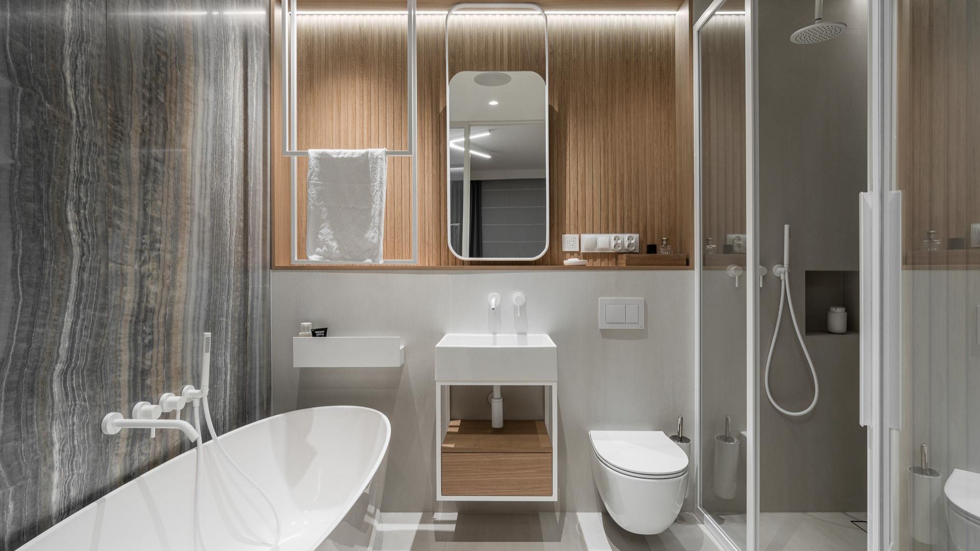 Jak oświetlić łazienkę? 10 nowoczesnych i ładnie doświetlonych łazienek + poradnik