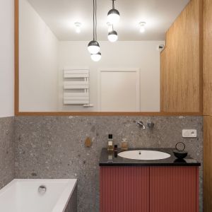Dobrze doświetlona mała łazienka. Projekt: Sylwia Kowalczyk-Gajda, Kowalczyk-Gajda Studio Projektowe. Fot. Fotomohito