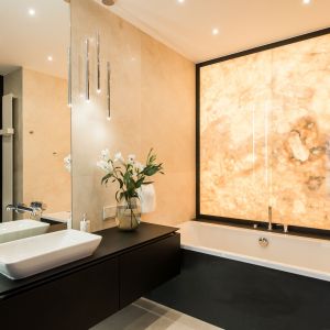 Pomysł na luksusową łazienkę. Projekt i zdjęcie: KODO Projekty i Realizacje Wnętrz